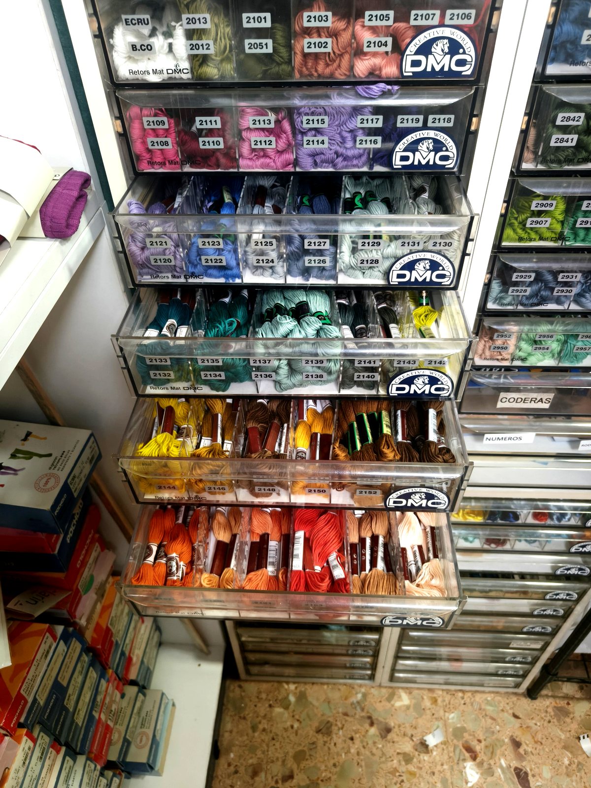 Cajones de hilo DMC Retors mate ordenados por número en Mercería Marieta